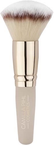 Een make-upkwast met wit handvat en zachte haren, merk Camille Pihl Cosmetics.