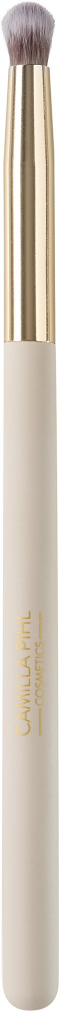Een make-up kwast met beige handvat, gouden ferrule en zachte haren.
