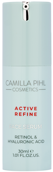 Een huidverzorgingsfles van Camilla Pihl Cosmetics, gemerkt als Active Refine Face Serum met retinol en hyaluronzuur.