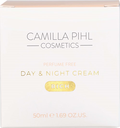 Een witte doos met gouden en roze tekst voor Camilla Pihl Cosmetics' parfumvrije dag- en nachtcrème.