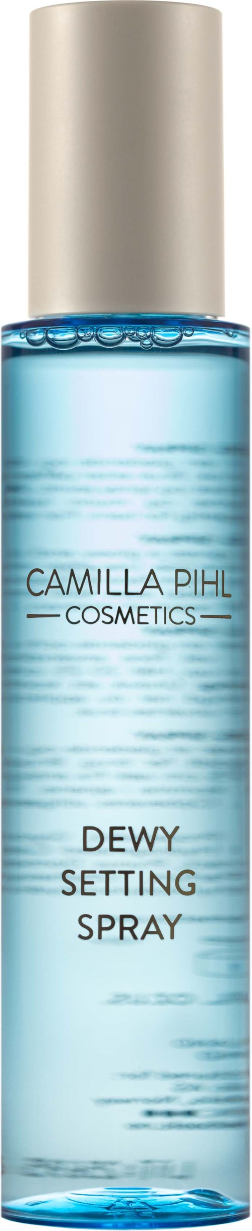 En blå sprayflaska med silverlock, märkt "Camilla Pihl Cosmetics Dewy Setting Spray."