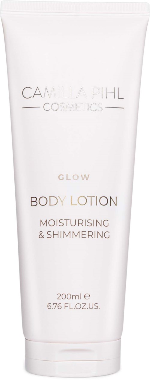 Een witte tube met de tekst Camilla Phil Cosmetics Glow Body Lotion, hydraterend en shimmerend, 200ml.