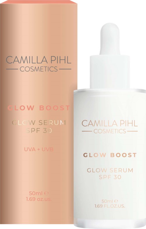 Een huidserumfles met tube en doos, gemerkt Camilla Pihl Cosmetics Glow Boost SPF 30, 50 ml.