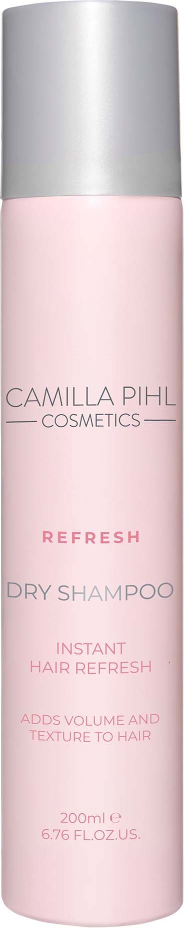 Een lange, roze fles met zilveren dop met label Camilla Pihl Cosmetics Refresh Dry Shampoo.