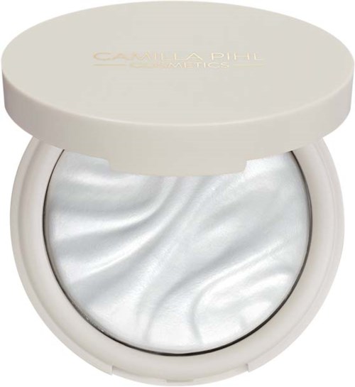 Een witte, ronde compact met een glanzend, parelmoerachtige oppervlak binnenin en een deksel met de tekst "Camellia PHL Cosmetics."