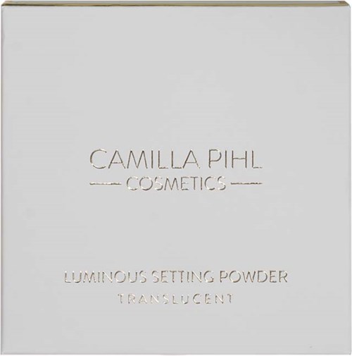 Een witte doos met zilveren tekst die zegt "Camilla Pihl Cosmetics" en "Luminous Setting Powder Translucent."