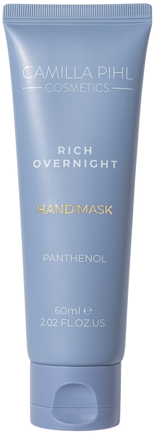 En blå tub med handmask märkt "Camilla Pihl Cosmetics Rich Overnight Hand Mask" med huvudingredienser som D-pantenol.