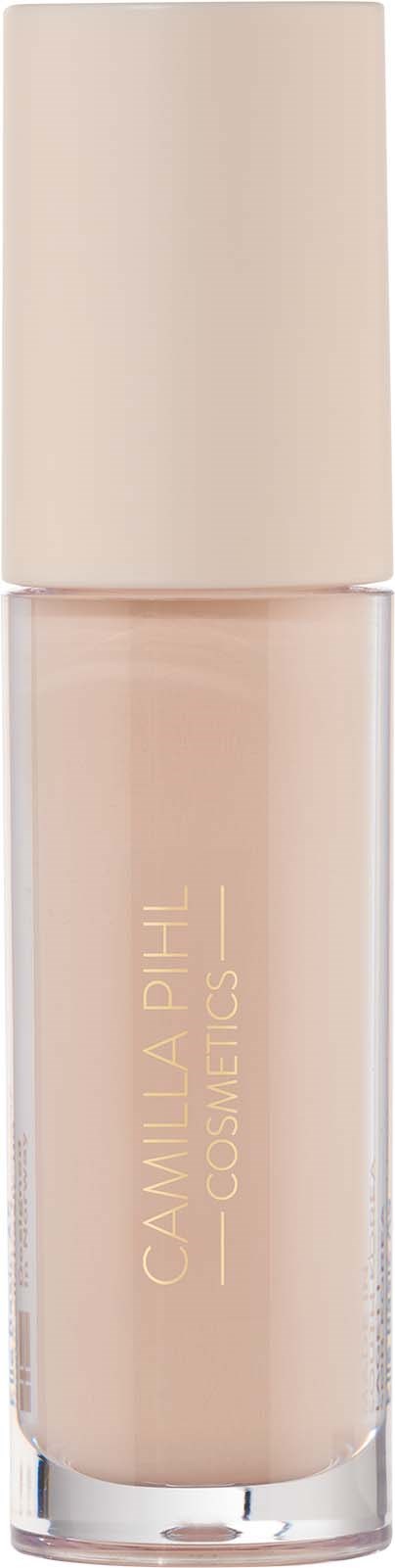 Een fles met lichtbeige vloeistof en een beige dop, gelabeld 'CAMILLA PHIL COSMETICS'.