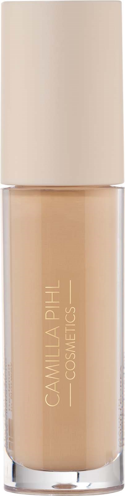 Eine beige Foundation-Flasche mit weißem Deckel und schlichter goldener Aufschrift "CAMILLA PHIL COSMETICS."
