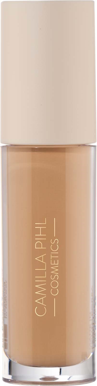 Eine Flasche mit beigem Inhalt und weißem Deckel, beschriftet mit Camille Pihl Cosmetics, steht senkrecht.