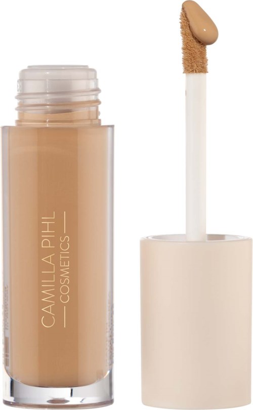Eine beigefarbene Abdeckstiftflasche mit Applikatorbürste. Die Marke ist Camilla Paris Cosmetics.