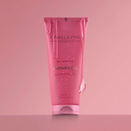 Roze tube met Camilla Pihl Cosmetics douchegel op roze achtergrond.
