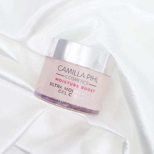 Een roze potje van Camilla Pihl Cosmetics Ultra Hydrating Gel Cream met hyaluronzuur op een zijdezachte witte achtergrond.