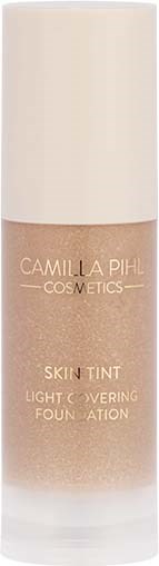 Beige Flasche mit weißem Deckel mit der Aufschrift "Camilla Pihl Cosmetics," zeigt, dass es sich um eine Hautfarben-Foundation handelt.