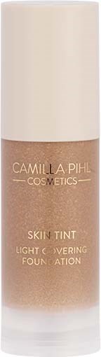 Eine beigen Flasche mit weißem Verschluss, beschriftet Cambella Pihl Cosmetics Skin Tint Light Cover Foundation.