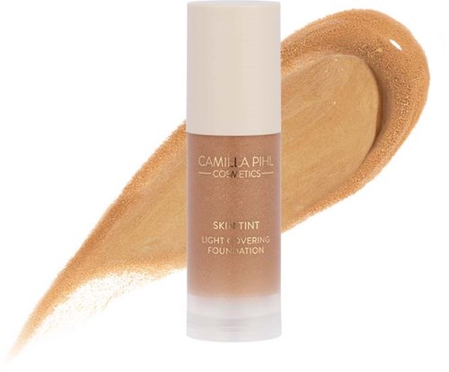 En flaska Camilla Pihl Cosmetics hudtint-foundation med en svängvisning som visar lätt täckning.