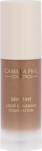 Een fles foundation met een beige dop en een bruin lichaam met het label Camille Pihl Cosmetics Skin Tint.