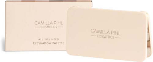 En beige øyeskyggepalett i et rektangulærtui med minimalistisk tekst og en matchende eske, begge med Camille Pihl Cosmic-logoen.