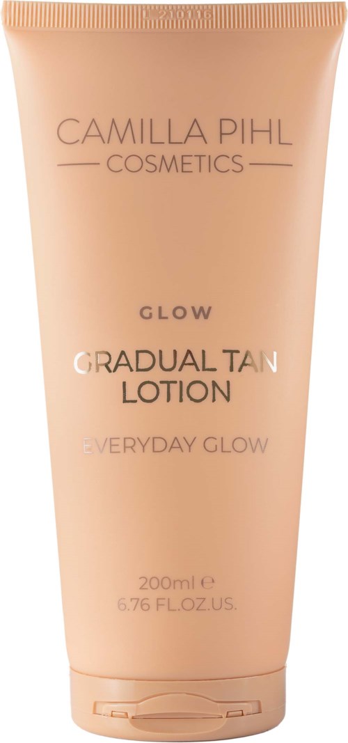 En beige tube med Camilla Pihl Cosmetics Glow Gradual Tan Lotion for daglig glød, 200 ml.
