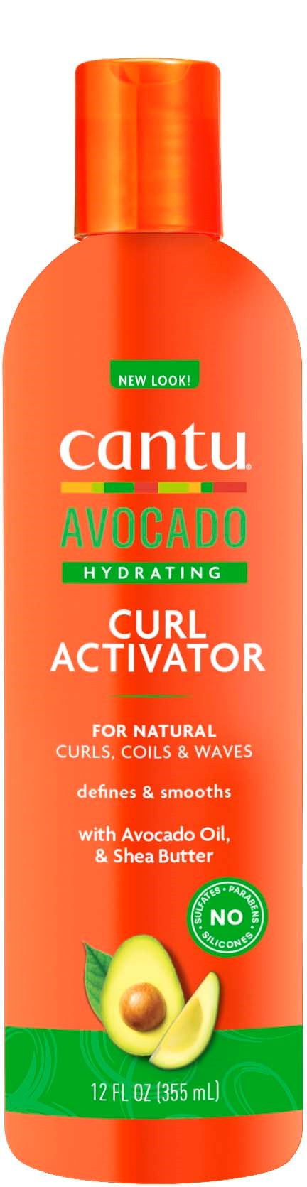 Een koraalroze fles Cantu Avocado Hydrating Curl Activator met groen en wit label en een afbeelding van een avocado.