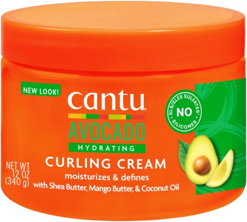 De afbeelding toont een feloranje potje Cantu Avocado Curling Cream voor haar, met een afbeelding van een avocado.