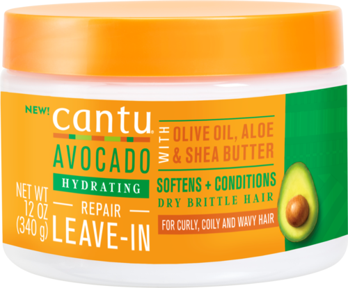 Een haarverzorgingsverpakking met groene en oranje labels met een avocado afbeelding en tekst over hydrateren en verzachten van haar.