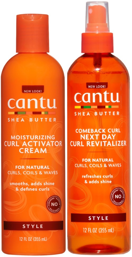 Twee oranje flessen met Cantu Shea Butter haarproducten, één voor hydratatie en één voor krullenvernieuwing.