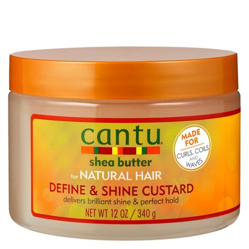 Een pot Cantu shea butter voor natuurlijk haar, bedoeld voor definiëren en laten glanzen van krullen, met oranje deksel en geel-oranje label.