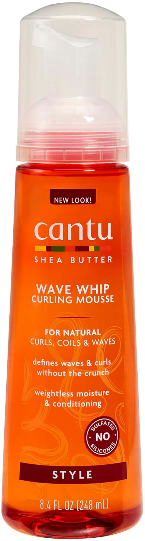 Een koraalkleurige fles Cantu Shea Butter Wave Whip Curling Mousse voor het definiëren van krullen zonder crunch, licht, 8.4 oz.