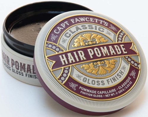 En rund behållare med lila och gyllene etikett, fylld med hårpomada, märkt 'Fawcett's Classic Hair Pomade' och glansig finish.