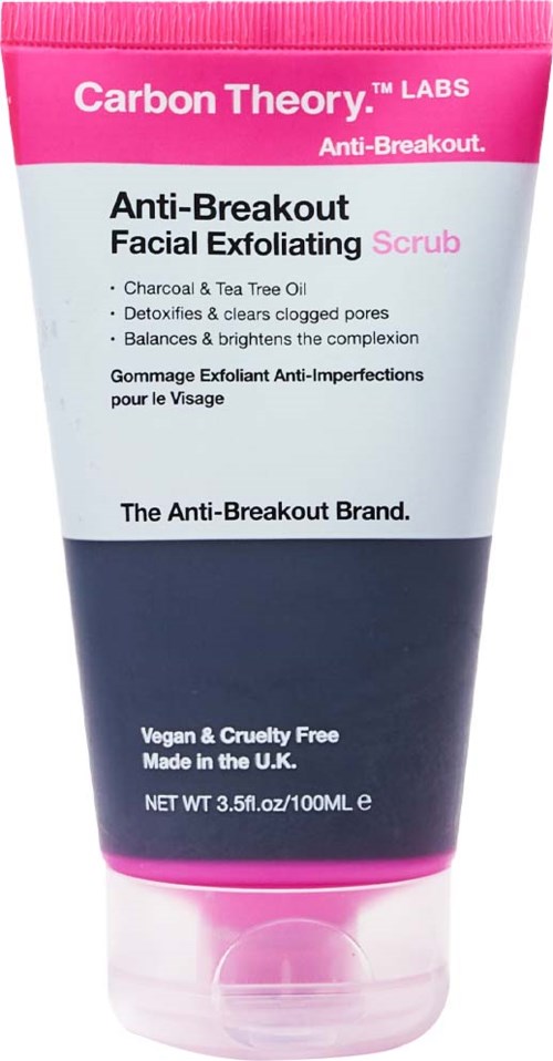 Roze, wit en donkerblauwe tube gezichts scrub met tekst over anti-uitbraak eigenschappen en ingrediënten.