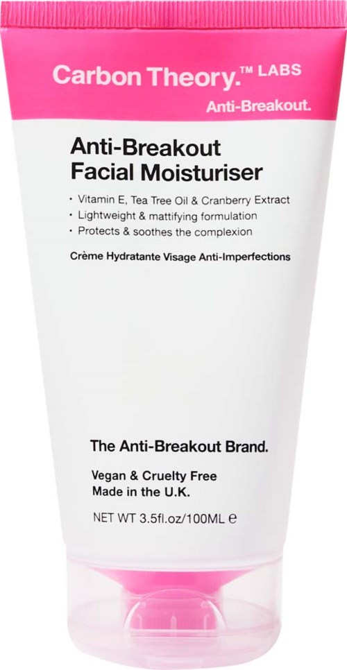 Een witte en roze tube met label Anti-Breakout Facial Moisturiser van Carbon Theory Labs, met details over ingrediënten en voordelen.