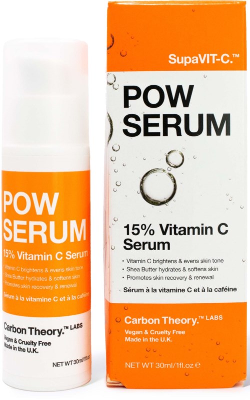 Een huidserumfles en doos in oranje, wit en zwart, gelabeld als POW SERUM met vitamine C. Vermeldt opheldering, hydratatie en herstel.