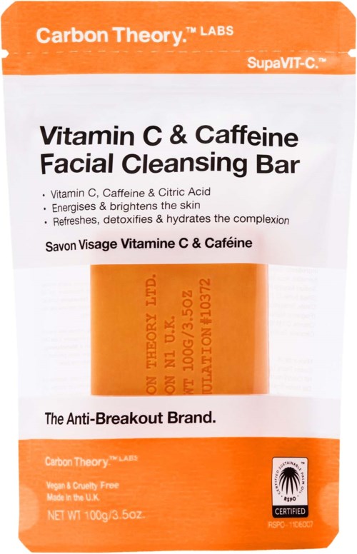 Facial cleansing bar met vitamine C en cafeïne, zegt dat het de huid energie geeft, verheldert en hydrateert, in oranje en witte verpakking.