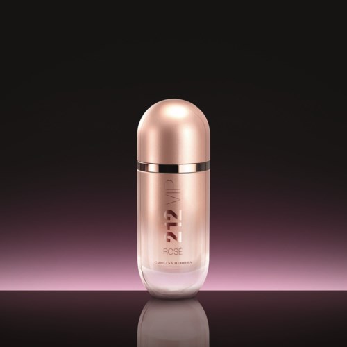 Ein Parfümflasche mit roségoldener Kappe und klarem Körper, mit 212 VIP und Rose beschriftet, vor dunklem Hintergrund.