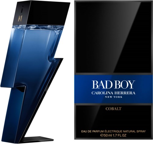 En svart och blå parfymflaska formad som en blixt, med en matchande förpackning märkt 'Bad Boy' av Carolina Herrera.