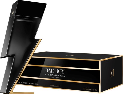 Eine schwarze und goldene Parfümbox mit einer Blitzform-Flasche, beschriftet 'BAD BOY' von Carolina Herrera.