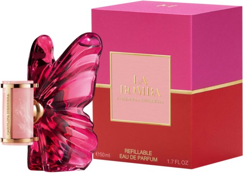 En rosa parfymflaska formad som en fjäril med en guldfärgad och rosa box i bakgrunden.
