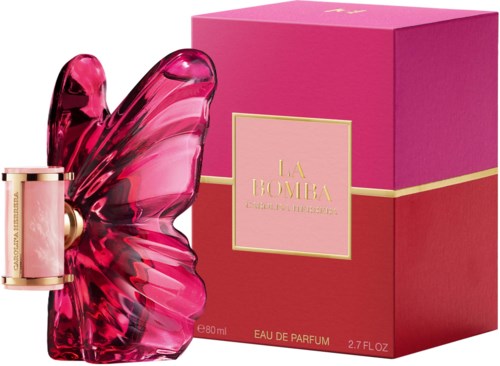 Een roze parfumfles in de vorm van een vlinder naast een bijpassend roze doos met gouden accenten.