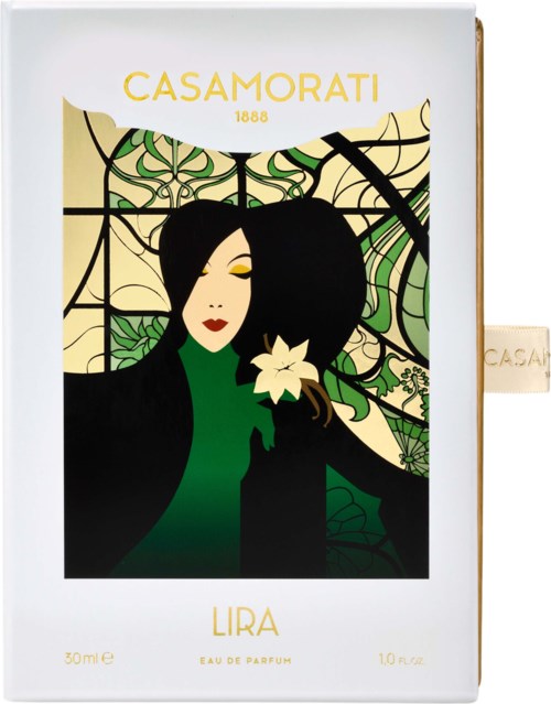 Een vrouw met zwart haar houdt een bloem, achtergrond van groene bladeren en patronen, Casamori-logo boven.