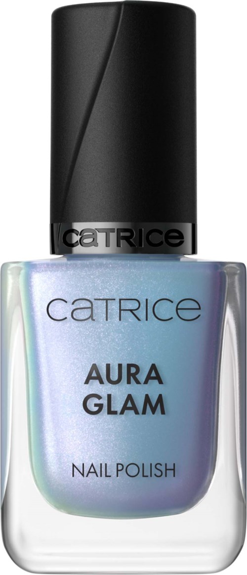 Een flesje met iriserend blauw nagellak met zwarte dop, gemerkt CATRICE Aura Glam.