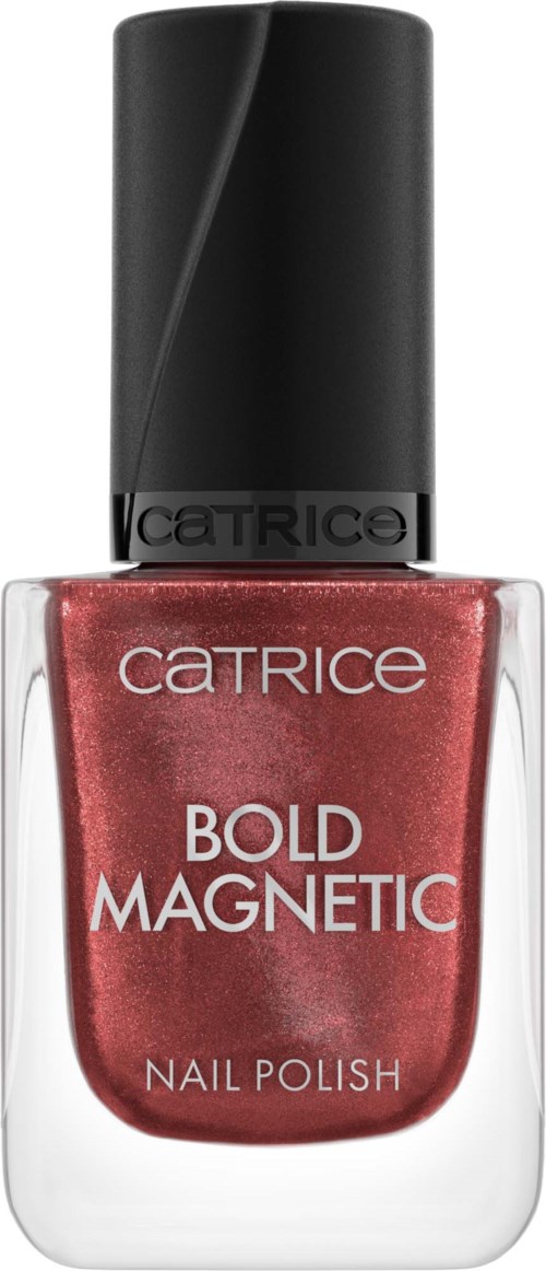 Eine rote Nagellackflasche mit schwarzem Deckel und weißen Text, beschriftet "Catrice Bold Magnetic Nail Polish."