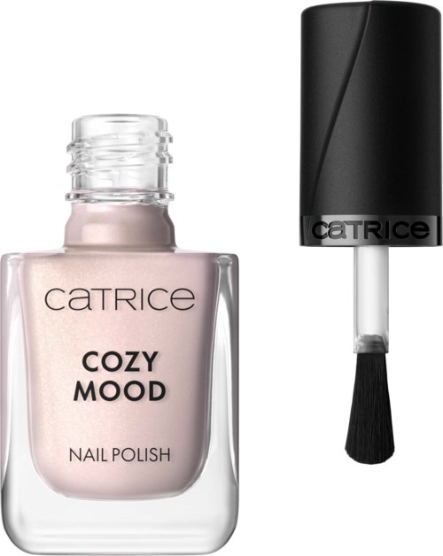 Catrice Cozy Mood nagellackflaska med svart och vitt borste bredvid.