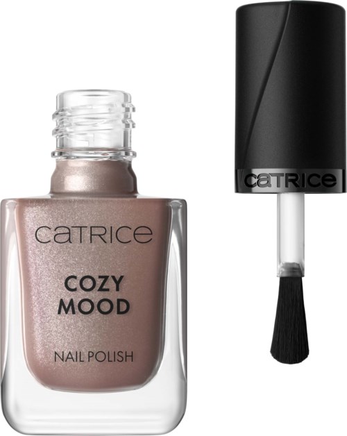 En flaska med Catrice Cozy Mood nagellack med svart pensel bredvid.
