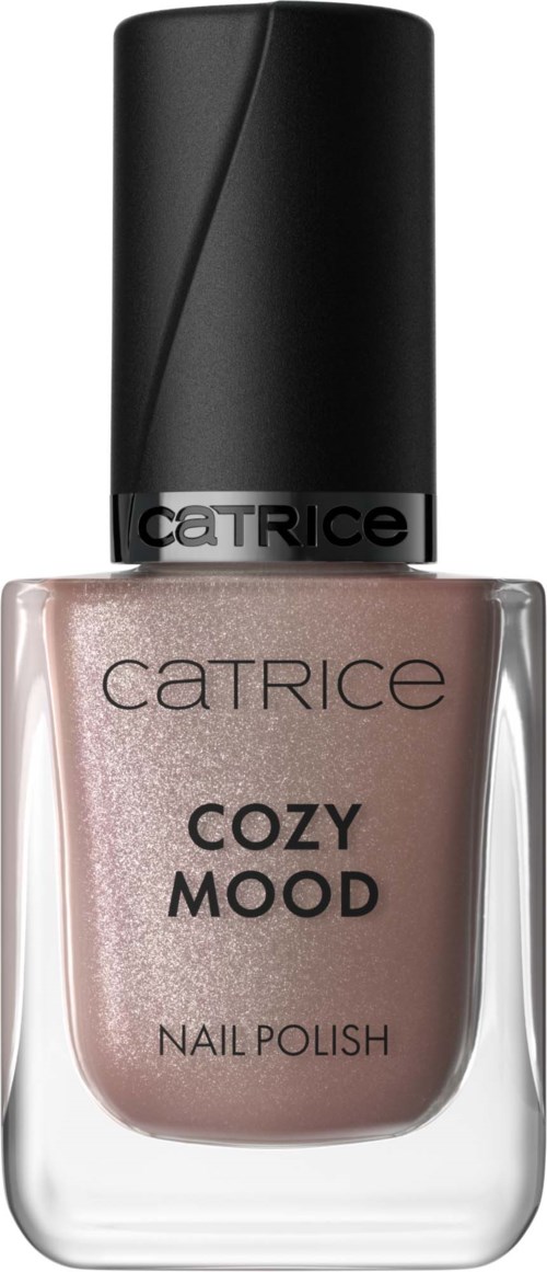 En flaska nagellack Catrice Cozy Mood i en lätt skimrande beige färg med svart lock.