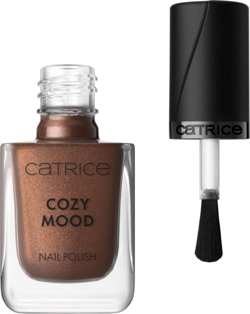 Nagellackflaska med svart lock och borste, märkt Catrice Cozy Mood.