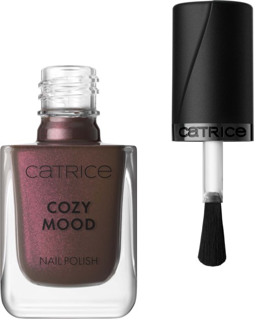 En flaska med Catrice Cozy Mood nagellack med locket och appliceringsborste bredvid.