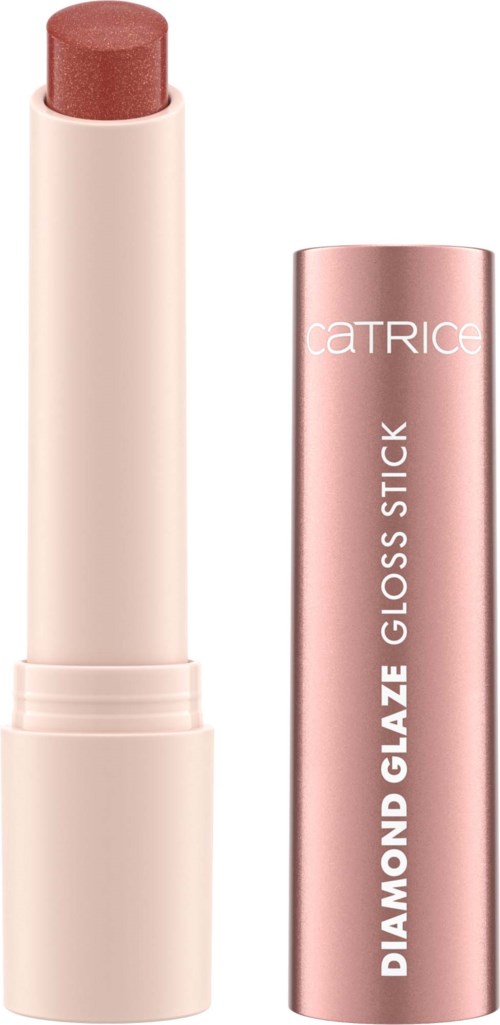 Een lippenstift met een glanzende roze dop. De lippenstift is een warme, roodbruine tint. De merknaam Catrice is zichtbaar op de dop.