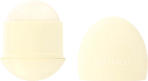 Een ronde, crèmekleurige make-upcompact met een deksel die "CATRICE" leest. De compact is gedeeltelijk geopend.