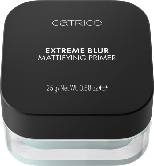 Een zwart vierkant doosje met tekst voor Catrice Extreme Blur Mattifying Primer op top.
